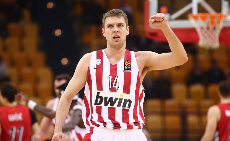 Μέσα ο Βεζένκοβ, εκτός ο Κόνιαρης