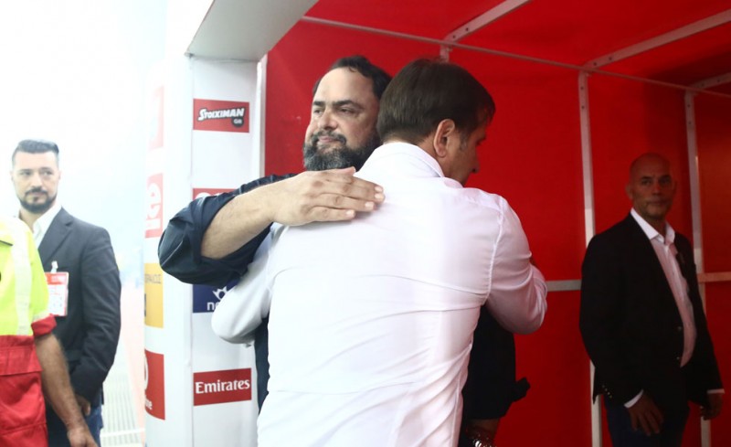 Η αγκαλιά και τα συγχαρητήρια Μαρινάκη σε Μαρτίνς (photo)