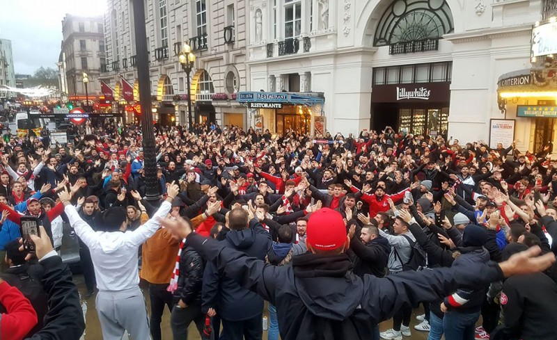«Ερυθρόλευκη»... τρέλα στους δρόμους του Λονδίνου (video)