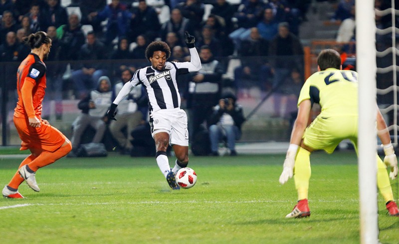 «Παίζει ο δεύτερος με τον τέταρτο και στο στοίχημα ο άσος δίνει 1,17 και το διπλό 19,50;»