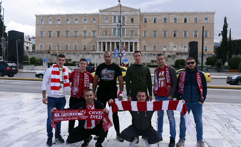 Από νωρίς στο Σύνταγμα οι Σέρβοι (photos)