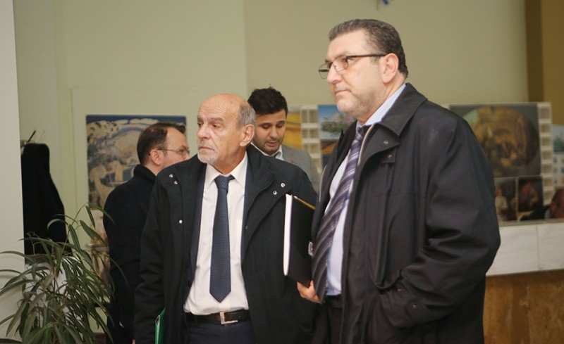 Προσπαθούν να κερδίσουν χρόνο με μία σειρά από αστεία κωλύματα!