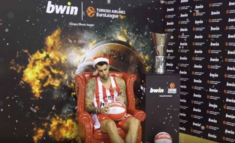 Ευχές των «ερυθρολεύκων» δίπλα στο βαρύτιμο τρόπαιο (video)