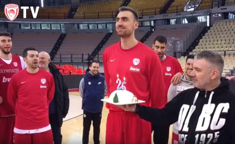 Γενέθλια στο παρκέ για Μιλουτίνοφ (video)