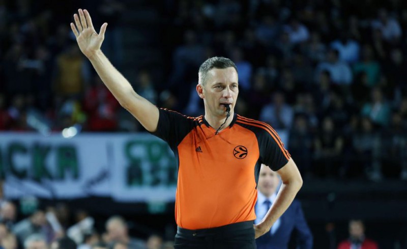 Οι διαιτητές με Μπαρτσελόνα