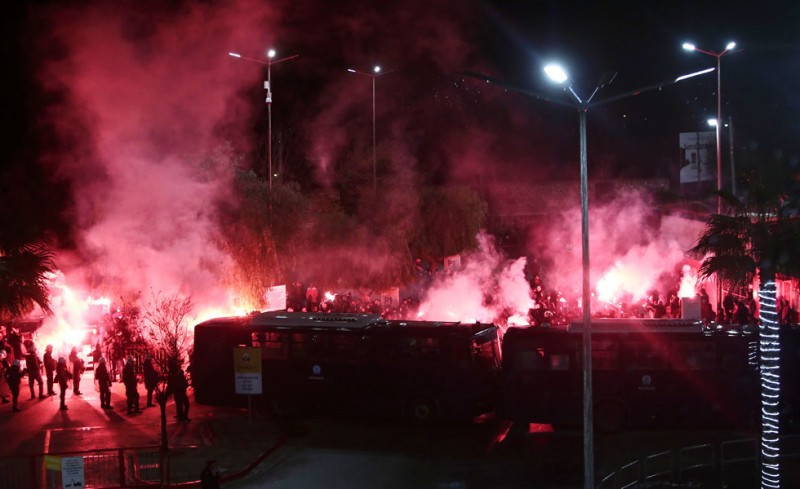 Πολύ δυναμικό «παρών» από τον κόσμο του Θρύλου έξω από το Ναό!