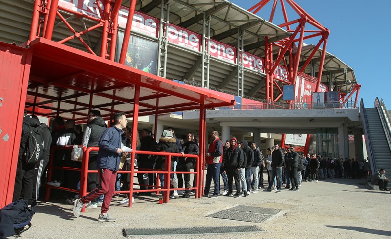 Ατελείωτες ουρές για ένα εισιτήριο! (photos)