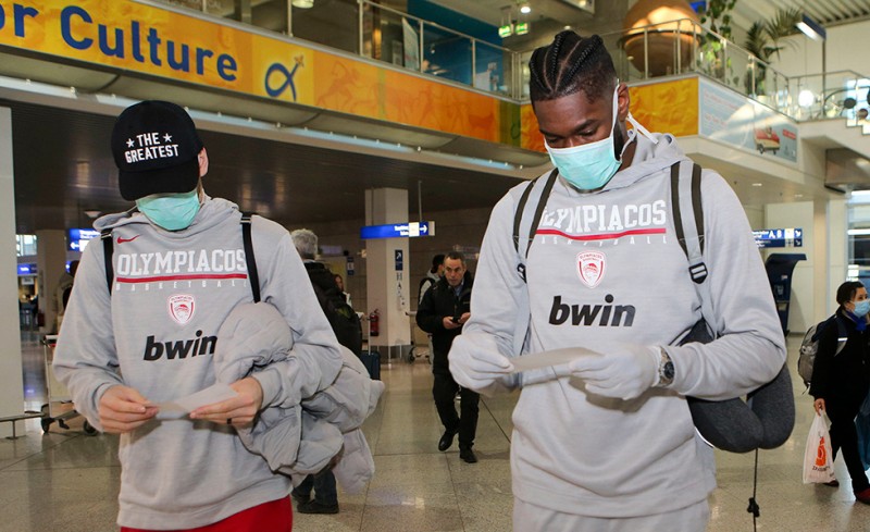 Με μάσκες η αναχώρηση του Ολυμπιακού για Βερολίνο (photos)