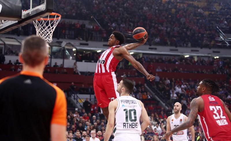 Τα καλύτερα «ερυθρόλευκα» καρφώματα της σεζόν (video)