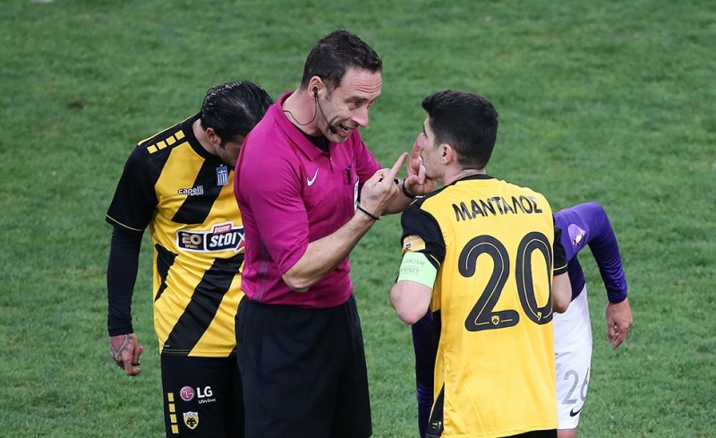 «Άρπαξε τα γεννητικά όργανα του διαιτητή»
