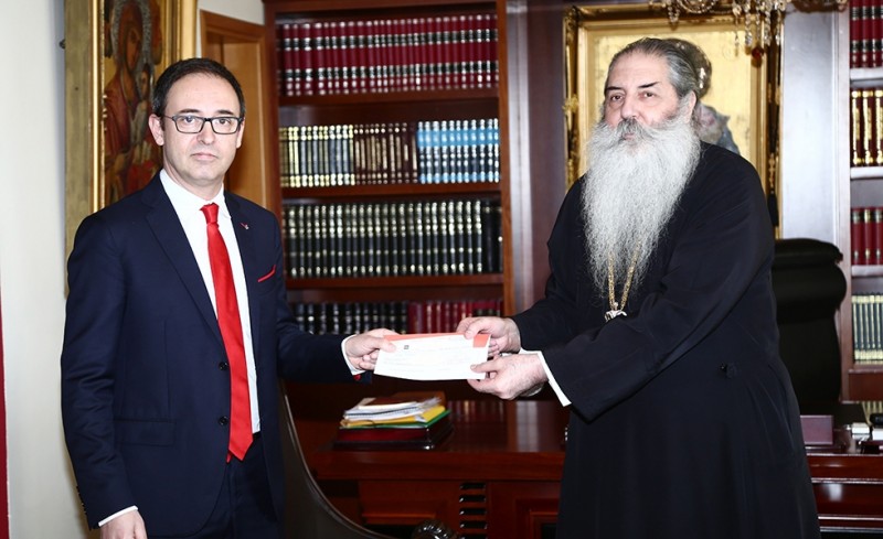 Προσφορά του Βαγγέλη Μαρινάκη στην Ιερά Μητρόπολη Πειραιώς