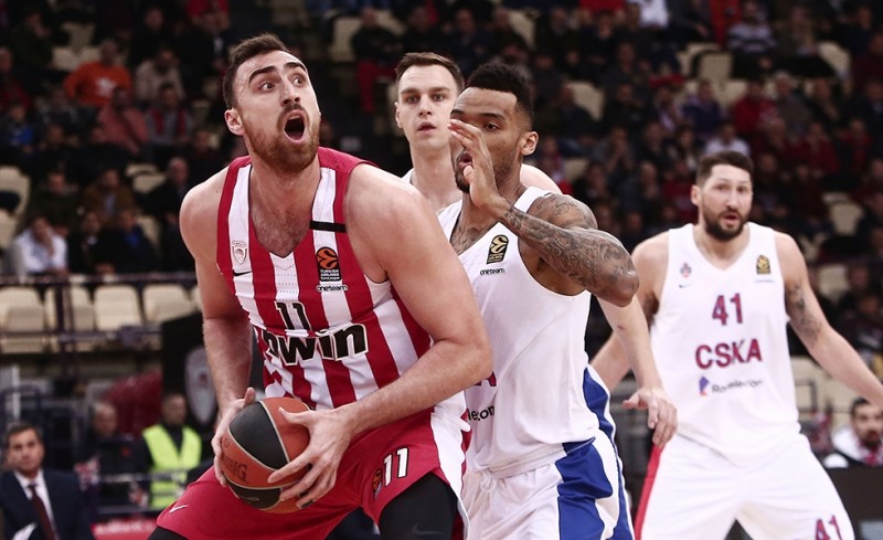 Ο Μιλουτίνοφ απολαμβάνει τον ήλιο της Ελλάδας