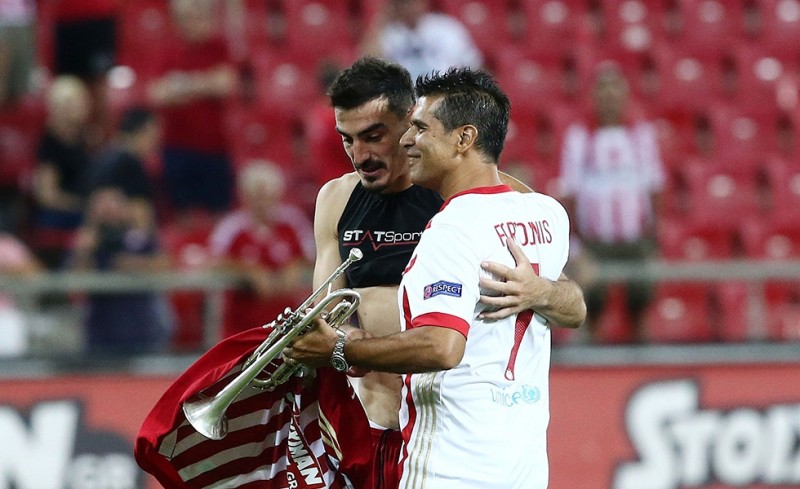 «Άλλοι βεβηλώνουν, εμείς τιμάμε» (photo)