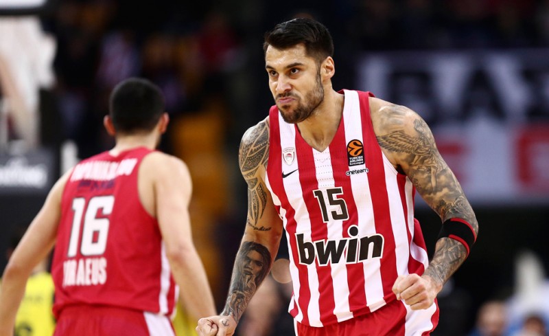 Η σημαία παρέμεινε στον ιστό της!