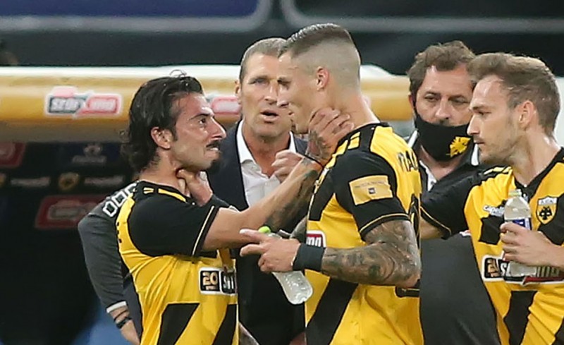 Εντάξει, δεν έπαιξαν και μπουνιές, μόνο από το λαιμό πιάστηκαν! (photos)