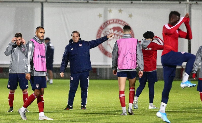 Όλοι στη διάθεσή του