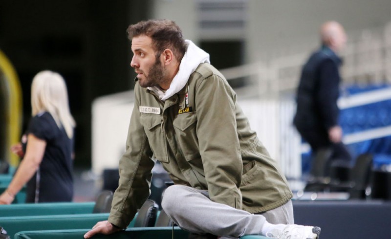 Μένεις, αλλά φεύγεις!