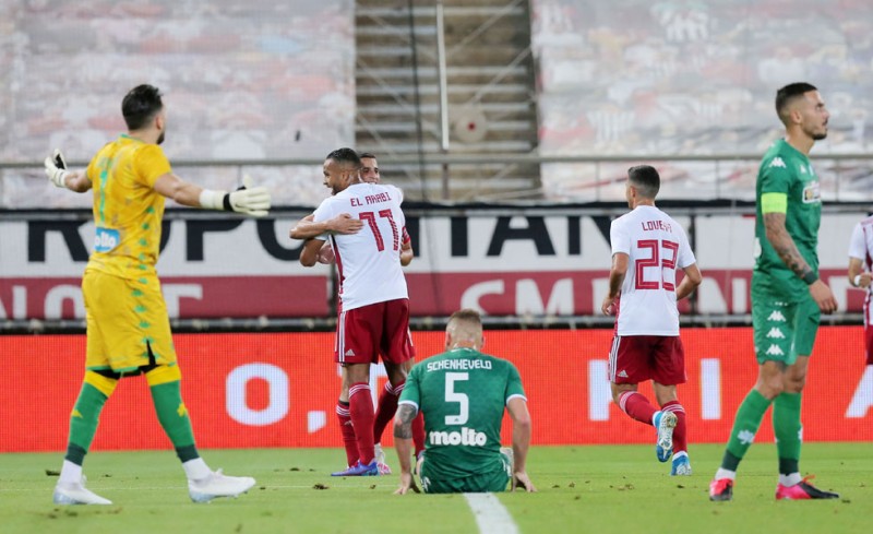 Εκεί βλέπουμε Θρύλο με τους πελάτες