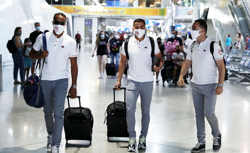 Το «ερυθρόλευκο»ταξίδι στην Αγγλία και οι ευχές των πιλότων! (video)