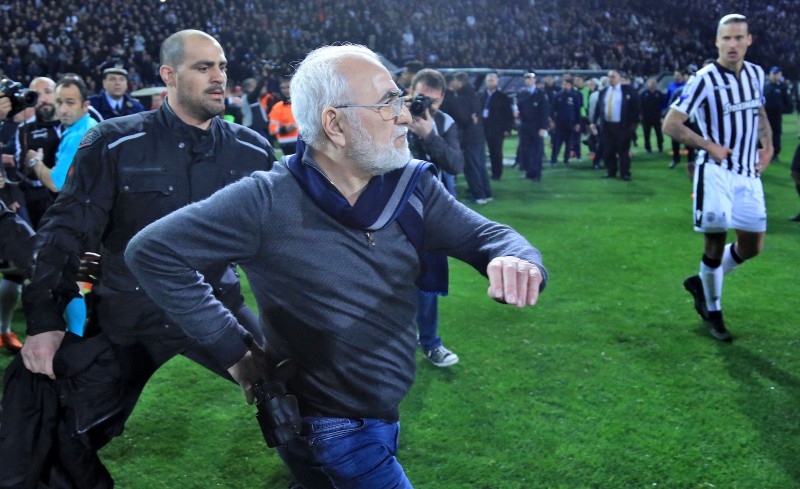 Κάτι πρωτόγνωρο είναι η εισβολή με όπλο στο γήπεδο