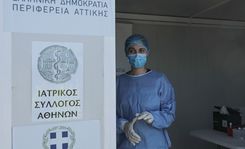 Μειώθηκαν τα κρούσματα, αλλά 4 νεκροί...