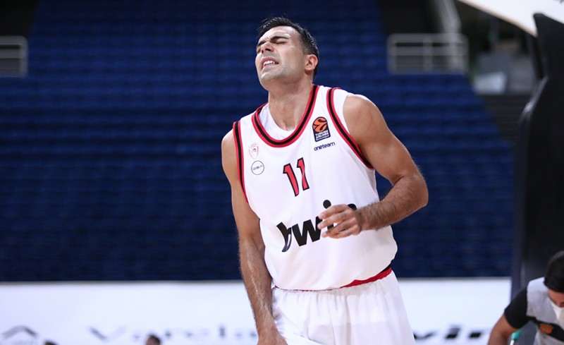 Εκτός ο Σλούκας