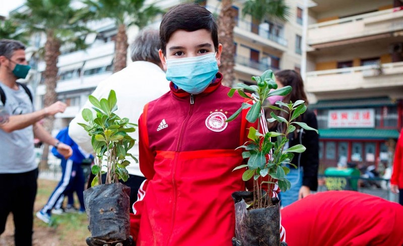 Δενδροφύτευση από την Ακαδημία του Ολυμπιακού (photos)