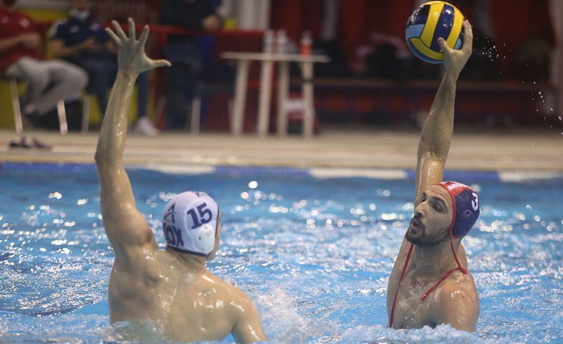 Πανεύκολα ο Θρύλος