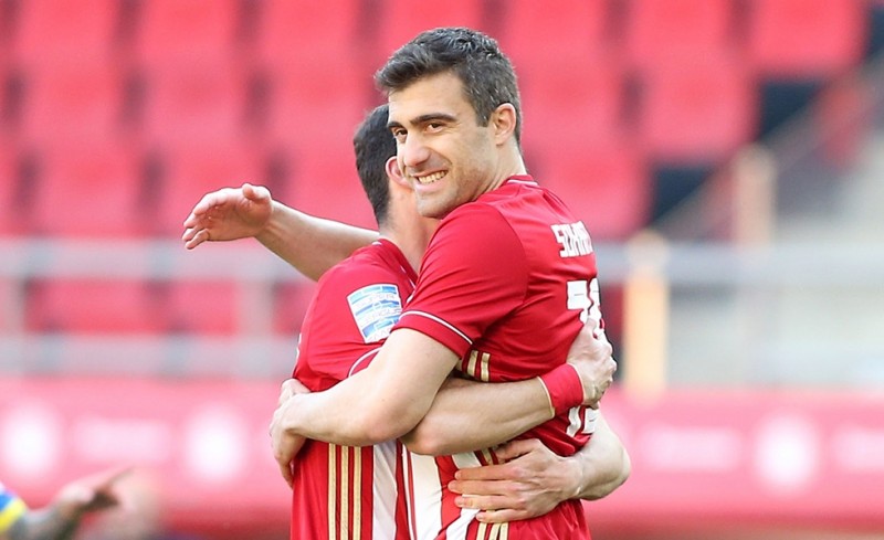 Θηρίο στο κλουβί για να παίξει!