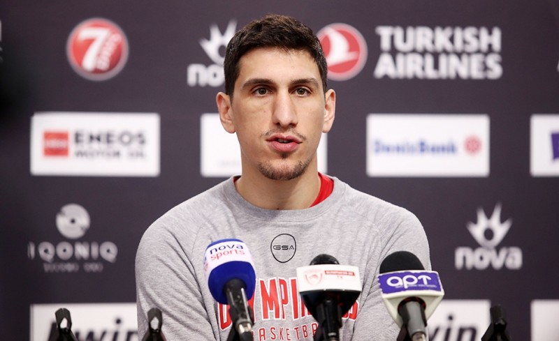 Ευχές στον Λαρεντζάκη (photo)