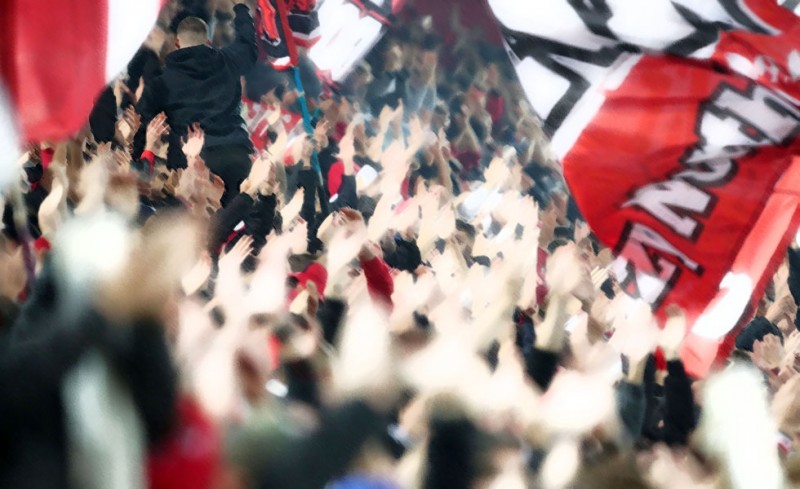 ΕΠΟΣ! Ο ύμνος του Θρύλου στην ηλεκτρική κιθάρα! (video)