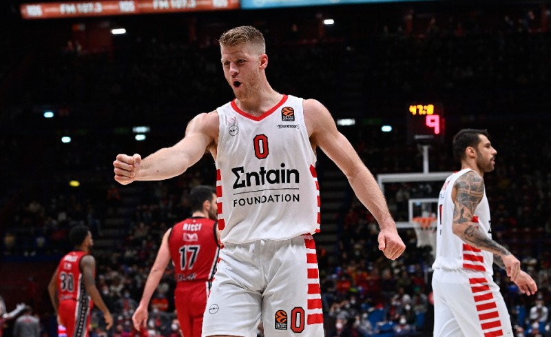 Σκληρός στο παρκέ, κύριος εκτός!