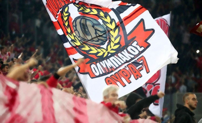 Στεφάνι η ΘΥΡΑ 7 στο σημείο όπου δολοφονήθηκε ο Άλκης (photo)