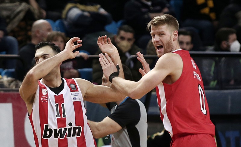 Ολυμπιακός-ΑΕΚ 76-70 (Τελικό)