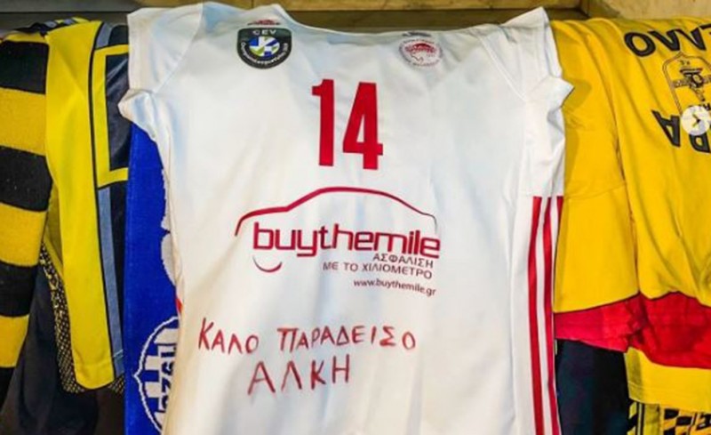 Οι γυναίκες του Ολυμπιακού στο σημείο της δολοφονίας του Άλκη (photos)