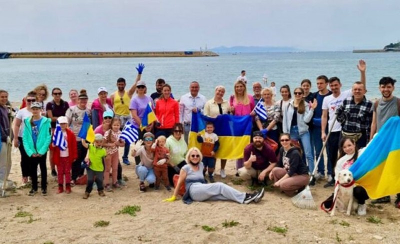 Καθαρίστηκε από Ουκρανούς πολίτες η παραλία του ΣΕΦ ως δείγμα ευγνωμοσύνης (photos)