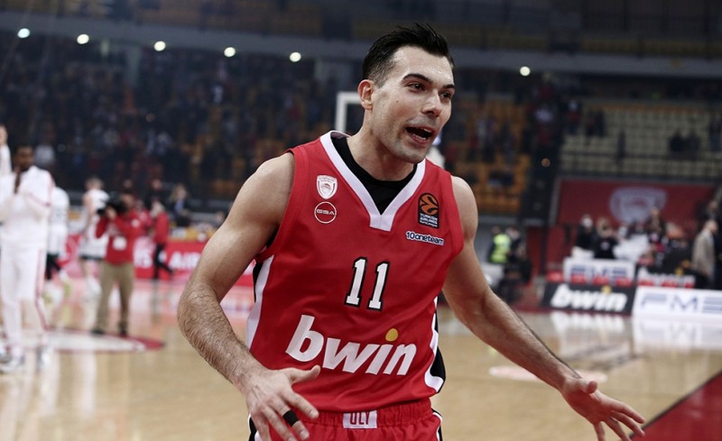 Το είπε ο ηγέτης Σλούκας: «Όλοι κόκκινα» (video)