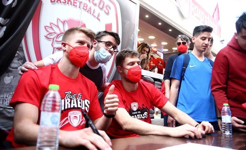 #OLYKOKKINA με Σάσα και Τόμας! (photos)