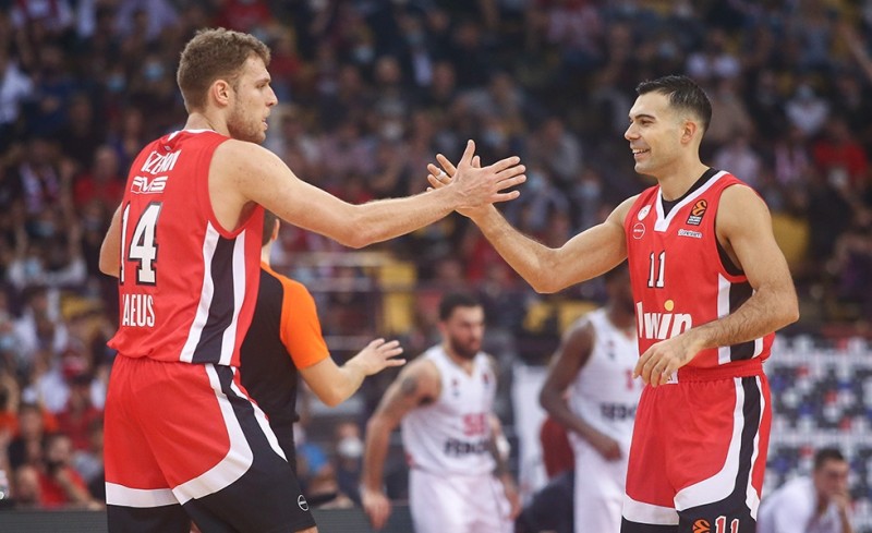 Εδώ, εδώ στο γήπεδο αυτό!