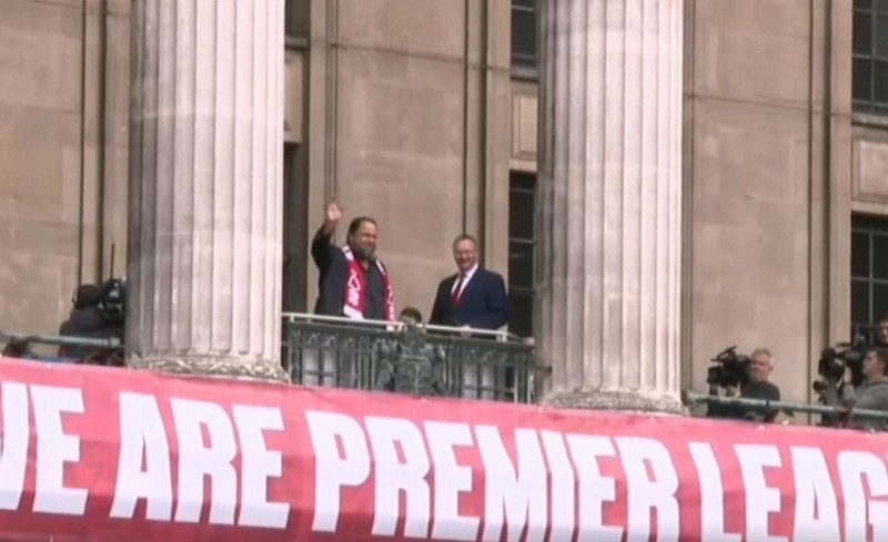 Αποθέωσαν Μαρινάκη στο Νότιγχαμ για την άνοδο στην Premier League! (videos)