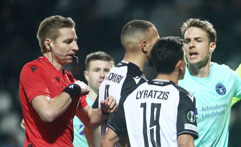 Οι διαιτητές στο Ολυμπιακός-Σλόβαν