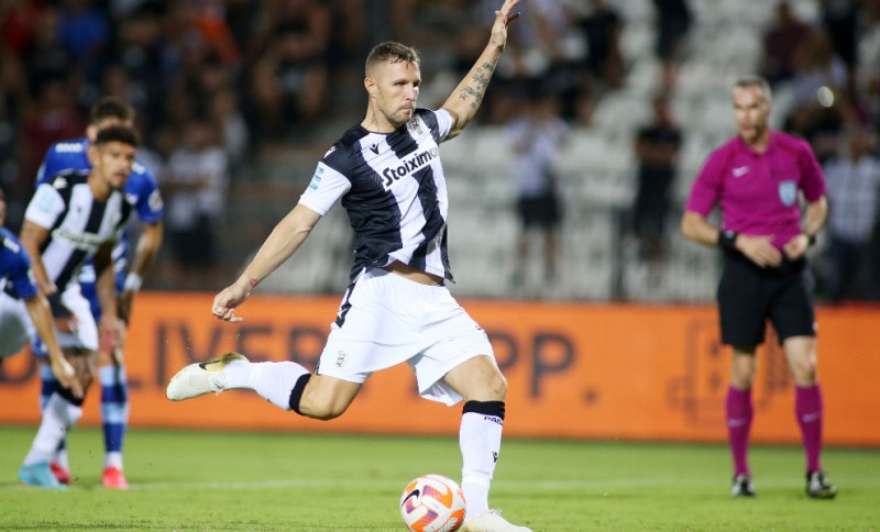 Έβαλε το χέρι του πρώην παίκτης του ΠΑΟΚ, πέναλτι και 1-0...