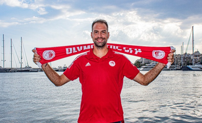 Φόρεσε τα «ερυθρόλευκα» ο Τράβιτσα! (photos)