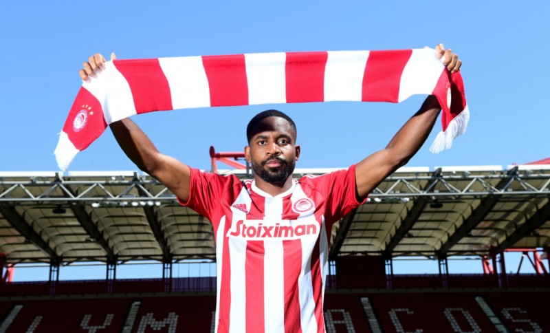 Mπακαμπού: «Να τιμήσω τη φανέλα του Ολυμπιακού, μίλησα με τον Μαζουακού» (video)