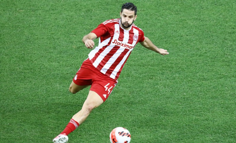 «Συναντάει» έναν φίλο του στη Αλ Σάρτζα ο Μανωλάς