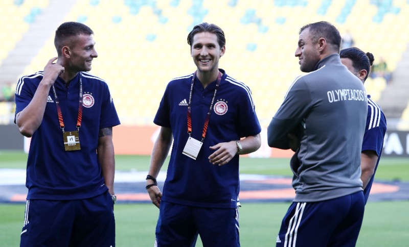 Η άφιξη του Ολυμπιακού στο «Μποζουάρ» (video)