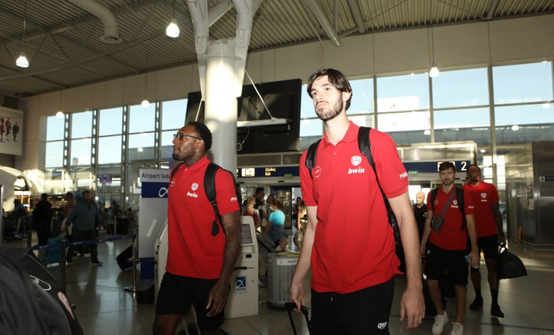 Η «ερυθρόλευκη» πτήση για Πόλη και η πρώτη προπόνηση στην έδρα της Φενέρ (video)