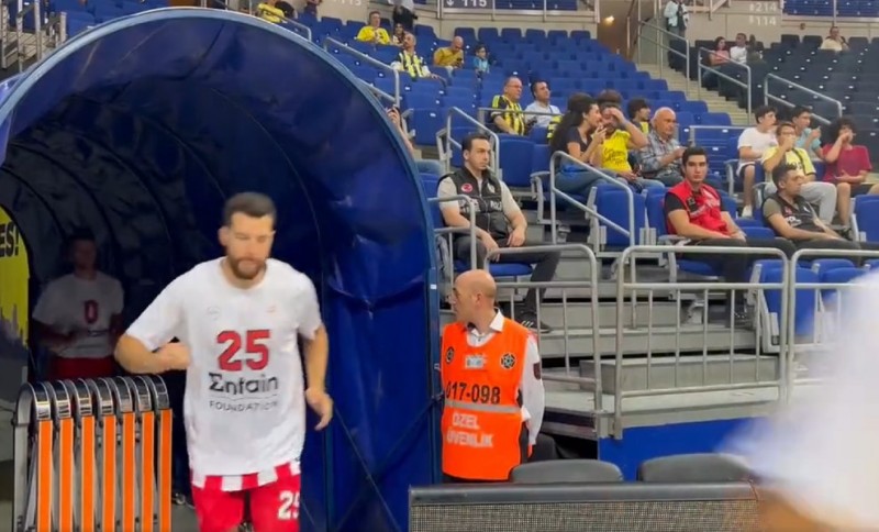 Η είσοδος τoυ Ολυμπιακού, για το φιλικό με την Φενέρ (video)