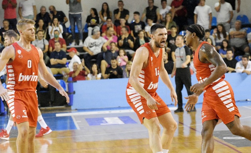 «Πάτησε» τον πελάτη και έφερε την κούπα στον Πειραιά!