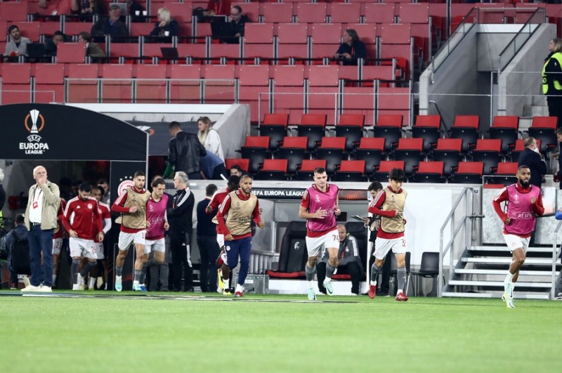 O «ερυθρόλευκος» πάγκος